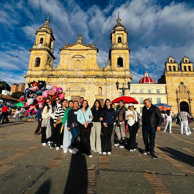 Grupo de viajeros en la Plaza de Bolivar de Bogotá, Colombia