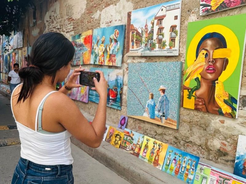 Cuadros y arte urbano en una calle de Cartagena