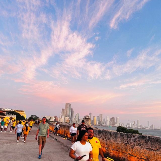 Cielo rosado al atardecer sobre las murallas de Cartagena de Indias