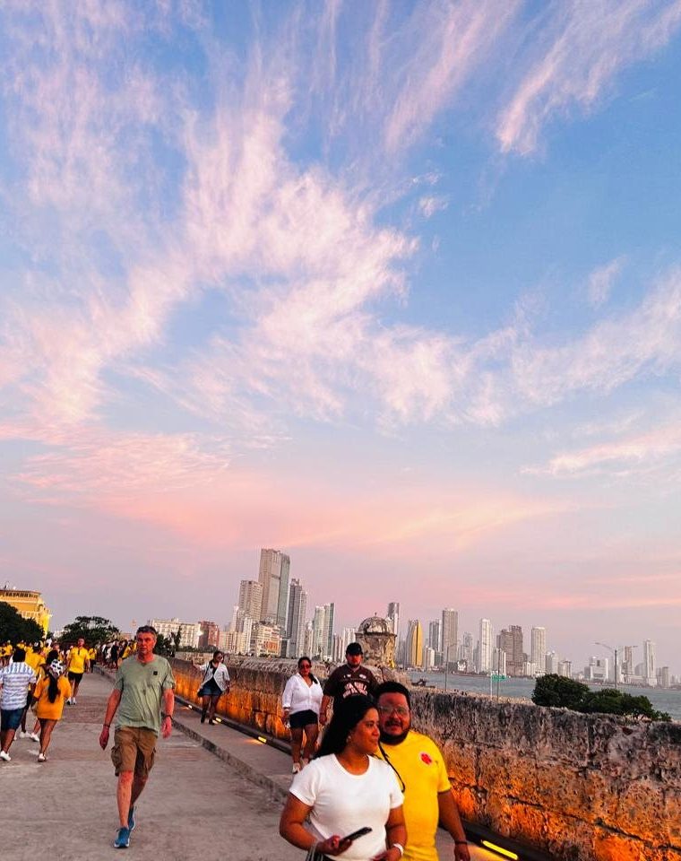 Cielo rosado al atardecer sobre las murallas de Cartagena de Indias