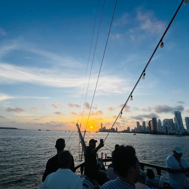 Atardecer navegando en velero frente al skyline de Cartagena de Indias