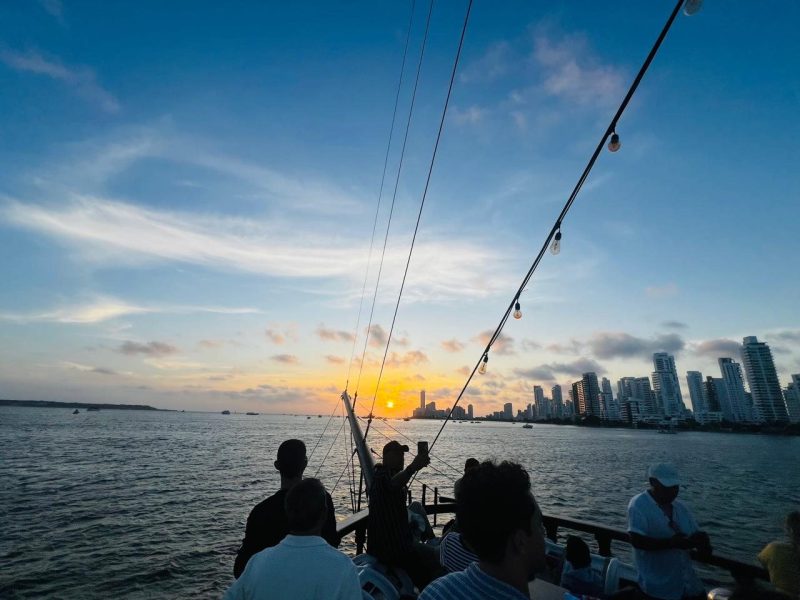 Atardecer navegando en velero frente al skyline de Cartagena de Indias