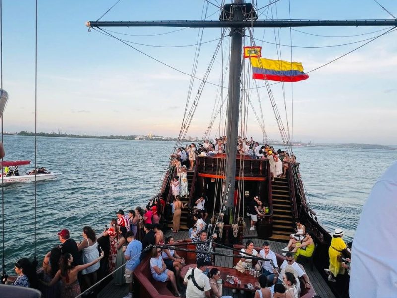 Viajeros a bordo de un barco pirata en la bahia de Cartagena