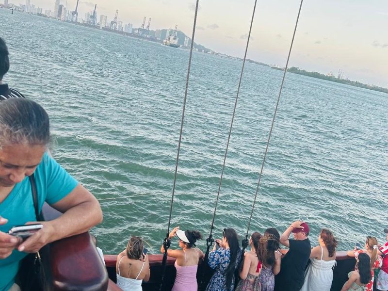 Grupo navegando con el skyline de Bocagrande al fondo