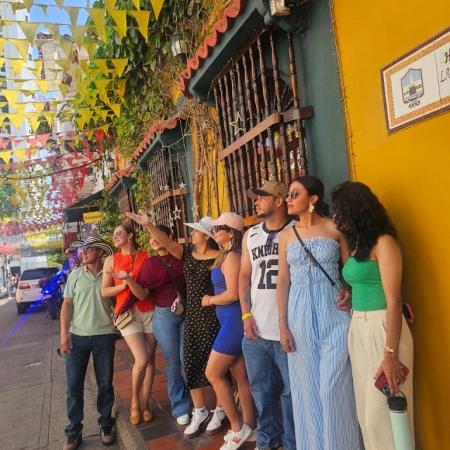 Grupo caminando por una calle amarilla del centro histórico