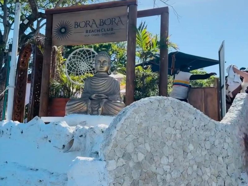 Entrada de un club de playa en las islas del Rosario