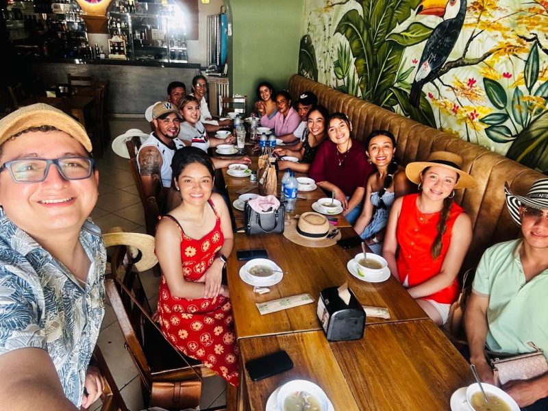 Grupo de viajeros compartiendo en un restaurante de Cartagena