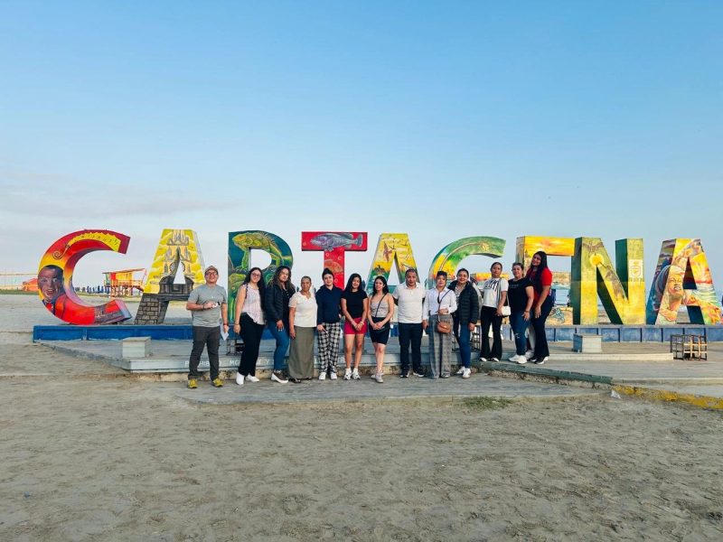 Grupo de viajeros frente a las letras de Cartagena