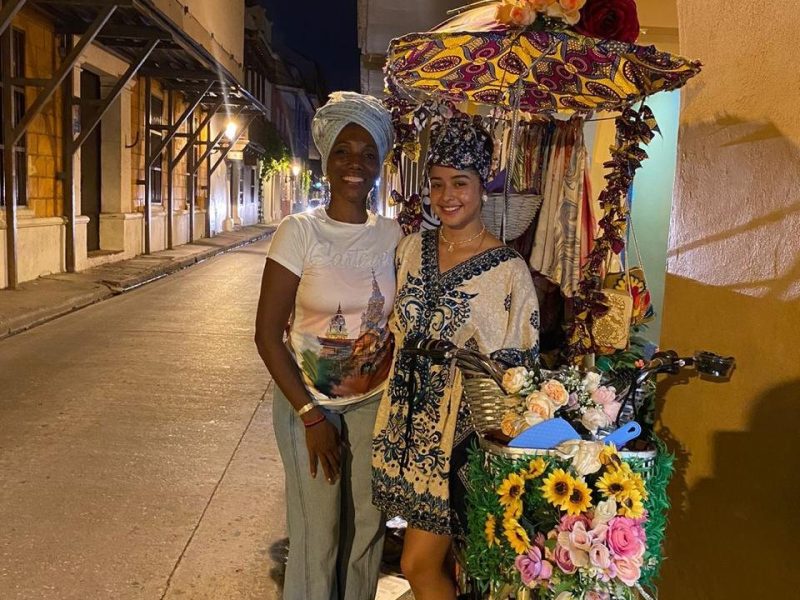 Escena tradicional palenquera en el centro histórico de Cartagena