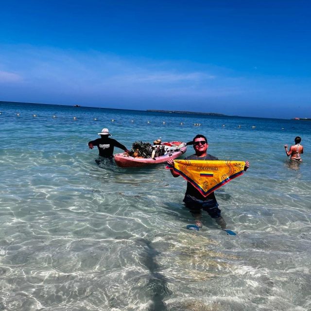Aguas turquesa y poco profundas de Playa Blanca en Colombia