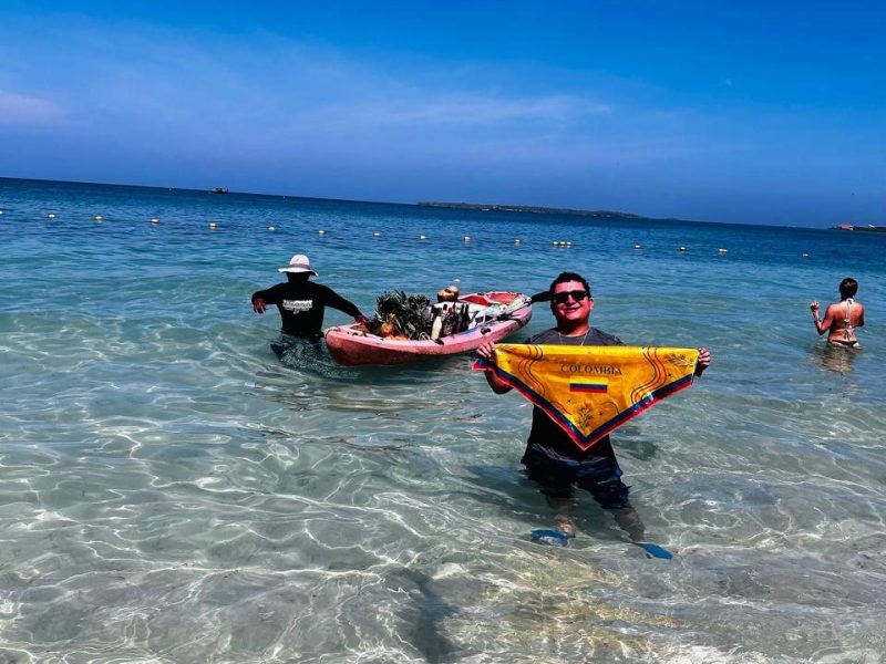 Aguas turquesa y poco profundas de Playa Blanca en Colombia