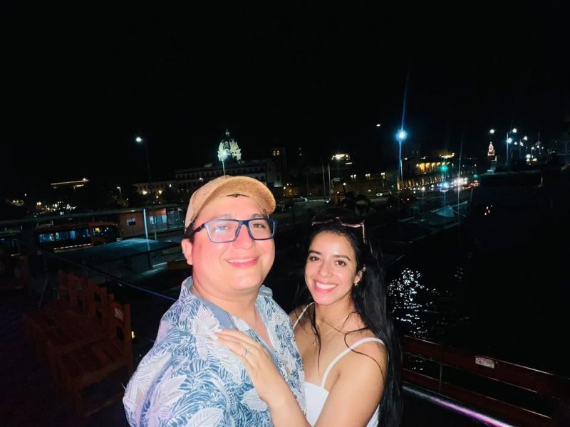 Cris y Ani durante un viaje nocturno