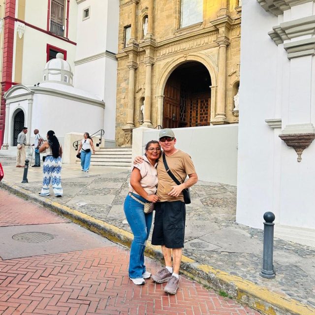 Pareja de viajeros en una calle del Casco Antiguo de Panamá
