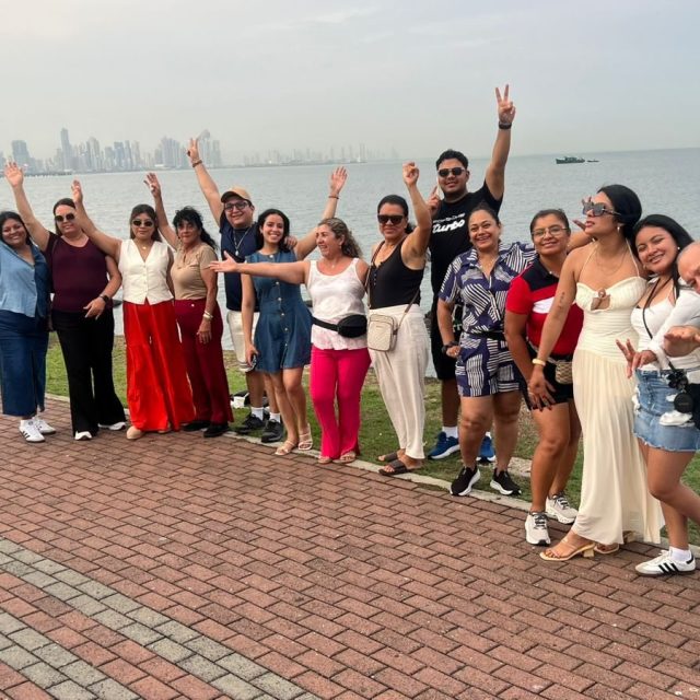 Viajeros de Soy patadechucho.gt con el skyline de Ciudad de Panamá al fondo