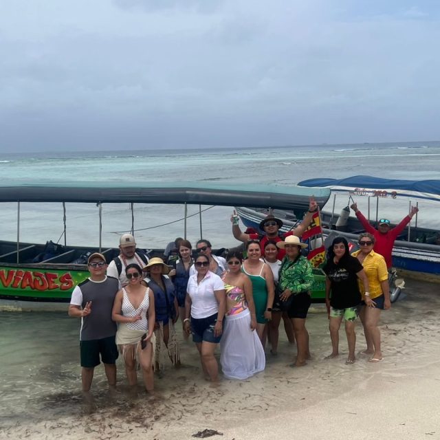Grupo abordando lanchas rumbo a las islas del Caribe panameño