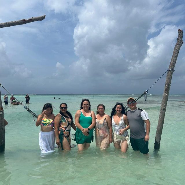 Grupo de viajeras dentro del mar cristalino de Panamá