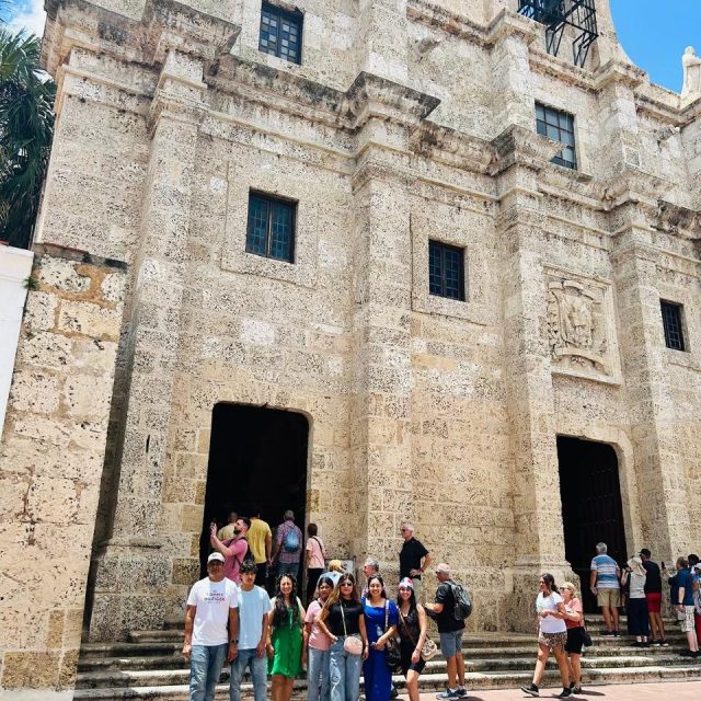 Fachada de piedra de una iglesia colonial en República Dominicana