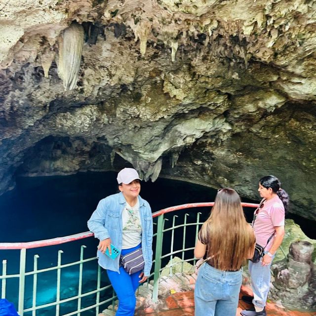 Viajeros en una cueva natural de aguas turquesa en República Dominicana