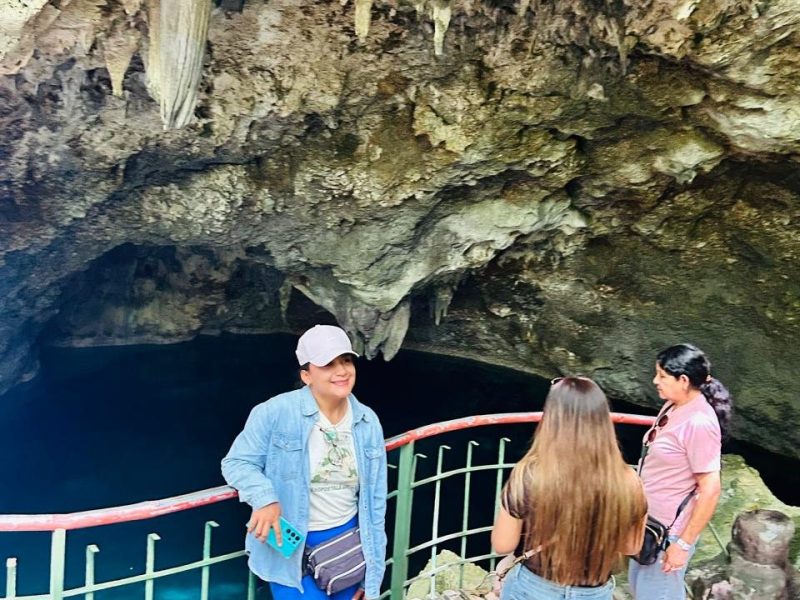 Viajeros en una cueva natural de aguas turquesa en República Dominicana
