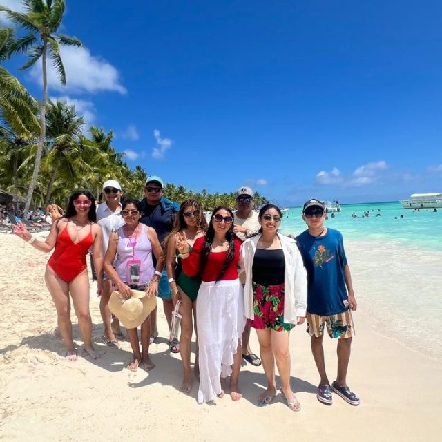 Viajeros del grupo Soy patadechucho.gt en una playa de aguas turquesa en República Dominicana