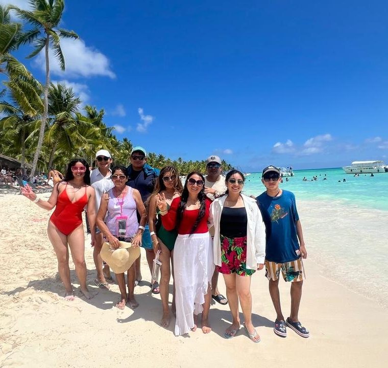 Viajeros del grupo Soy patadechucho.gt en una playa de aguas turquesa en República Dominicana