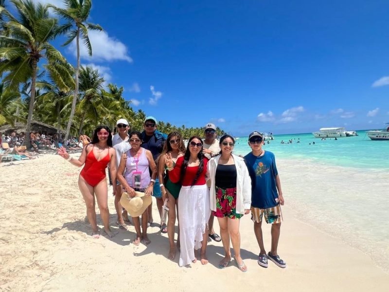Viajeros del grupo Soy patadechucho.gt en una playa de aguas turquesa en República Dominicana