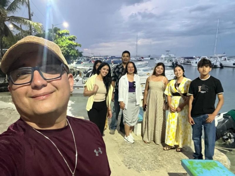 Viajeros de Soy patadechucho.gt en una marina de República Dominicana